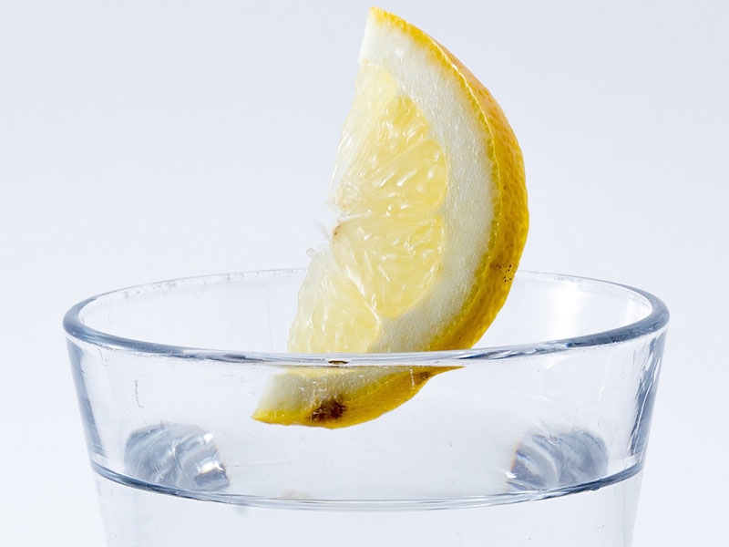 Consumir agua con limón en ayunas, ¿sí o no? - Hospital Privado Cordoba